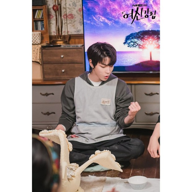 Potongan adegan Han Seo Jun (Hwang In Yeop) dalam drama True Beauty.