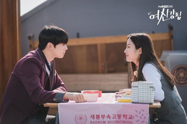 Potongan adegan Lee Su Ho (Cha Eun Woo) dan Lim Ju Gyeong (Moon Ga Young) dalam drama 'True Beauty'.
