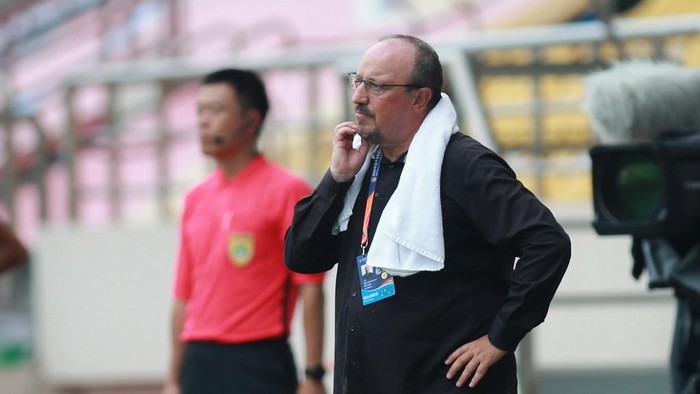Dalian Pro coach Rafael Benitez (R) looks on during their Chinese Super League football match against Guangzhou R&F in Dalian, in Chinas northeast Liaoning province on August 16, 2020. (Photo by STR / AFP) / China OUT