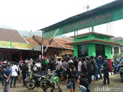 Tuntut Fasum Perumahan, Ratusan Warga Geruduk Kantor Griya Sampurna Sumedang