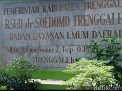 Penunggu Pasien COVID-19 di RSUD Trenggalek Tak Pakai APD Lengkap