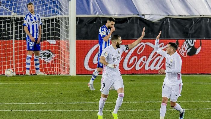 Spain Soccer La Liga Real Madrids Karim Benzema celebrates after scoring his sides fourth goal during the Spanish La Liga soccer match between Alaves and Real Madrid at Mendizorroza stadium in Vitoria, Spain, Saturday, Jan. 23, 2021. (AP Photo/Alvaro Barrientos)