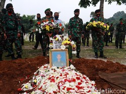 Haru! Momen Praka Anumerta Roy Vebrianto Dimakamkan di TMP Cikutra