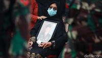 Suasana Haru Iringi Pemakaman Praka Anumerta Roy Vebrianto