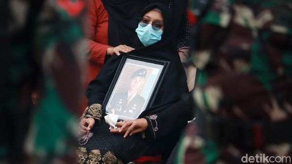 Suasana Haru Iringi Pemakaman Praka Anumerta Roy Vebrianto