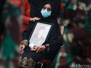 Suasana Haru Iringi Pemakaman Praka Anumerta Roy Vebrianto Suasana Haru Iringi Pemakaman Praka Anumerta Roy Vebrianto