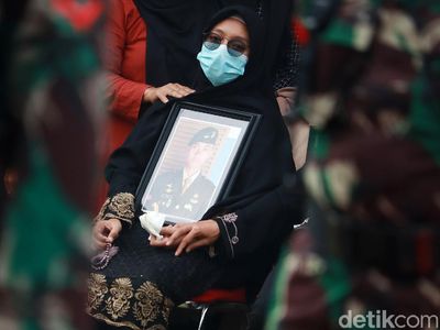 Suasana Haru Iringi Pemakaman Praka Anumerta Roy Vebrianto
