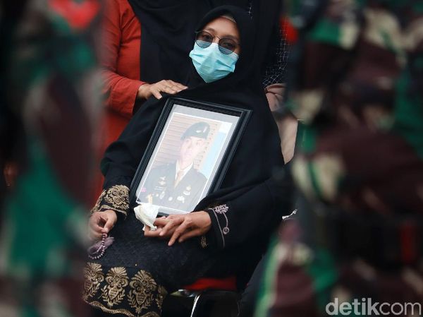 Suasana Haru Iringi Pemakaman Praka Anumerta Roy Vebrianto
