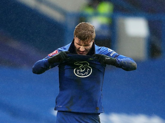LONDON, ENGLAND - JANUARY 24: Timo Werner of Chelsea reacts after he misses a penalty during The Emirates FA Cup Fourth Round match between Chelsea and Luton Town at Stamford Bridge on January 24, 2021 in London, England. Sporting stadiums around the UK remain under strict restrictions due to the Coronavirus Pandemic as Government social distancing laws prohibit fans inside venues resulting in games being played behind closed doors. (Photo by Catherine Ivill/Getty Images)