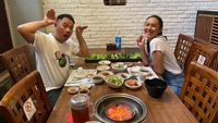 Mesra! Aksi Seru Makan Bersama ala Vicky Prasetyo dan Kalina