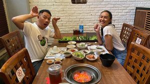 Mesra! Aksi Seru Makan Bersama ala Vicky Prasetyo dan Kalina