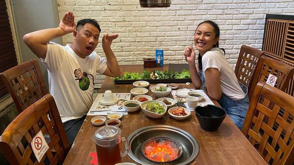 Mesra! Aksi Seru Makan Bersama ala Vicky Prasetyo dan Kalina