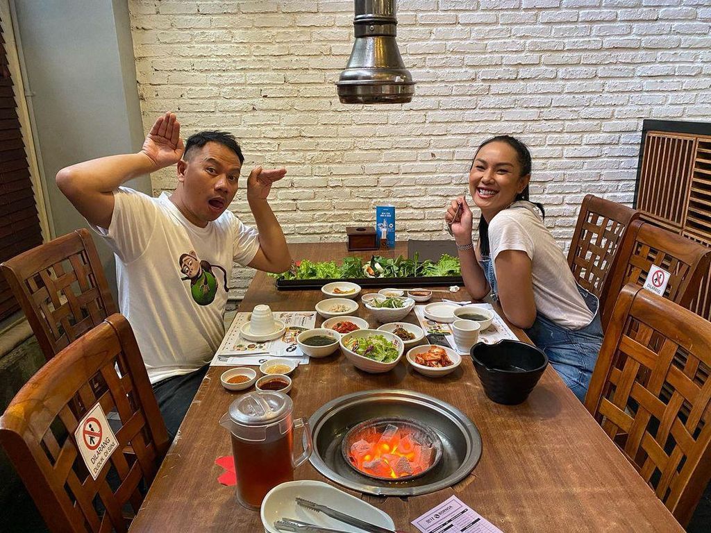 Mesra! Aksi Seru Makan Bersama ala Vicky Prasetyo dan Kalina Mesra! Aksi Seru Makan Bersama ala Vicky Prasetyo dan Kalina