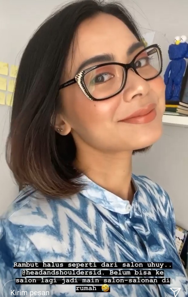 Andra Alodita melakukan perawatan rambut di rumah/instagram.com/alodita