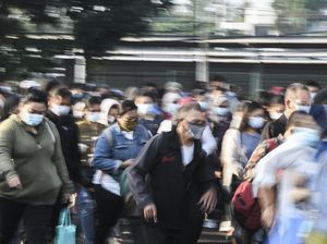 PSBB Berlaku Lagi, Penumpang Menumpuk di Stasiun Bekasi