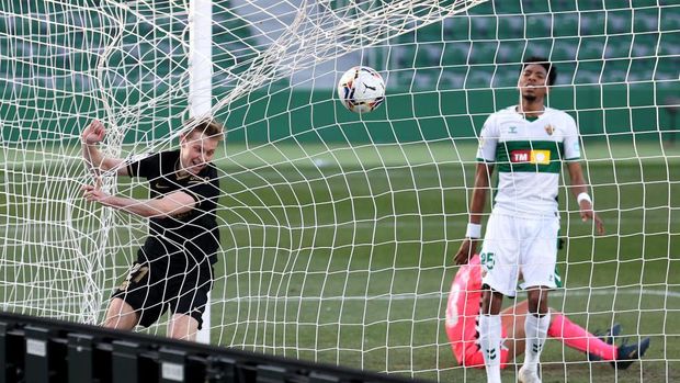 ELCHE, SPAIN - JANUARY 24: Frenkie de Jong of Barcelona celebrates after scoring their side's first goal during the La Liga Santander match between Elche CF and FC Barcelona at Estadio Martinez Valero on January 24, 2021 in Elche, Spain. Sporting stadiums around Spain remain under strict restrictions due to the Coronavirus Pandemic as Government social distancing laws prohibit fans inside venues resulting in games being played behind closed doors. (Photo by Angel Martinez/Getty Images)