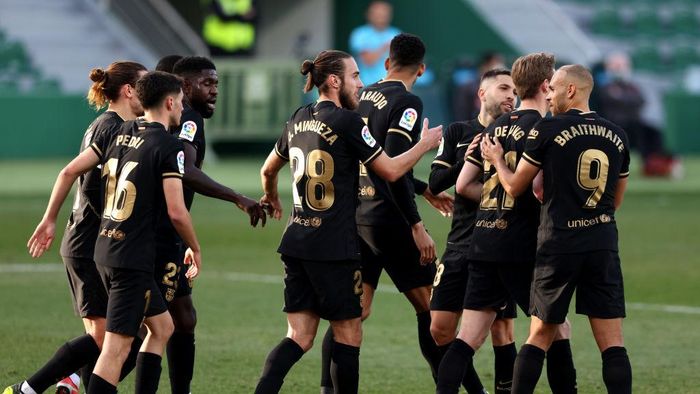 Barcelona ELCHE, SPAIN - JANUARY 24: Frenkie de Jong of Barcelona is congratulated by teammates after scoring their sides first goal during the La Liga Santander match between Elche CF and FC Barcelona at Estadio Martinez Valero on January 24, 2021 in Elche, Spain. Sporting stadiums around Spain remain under strict restrictions due to the Coronavirus Pandemic as Government social distancing laws prohibit fans inside venues resulting in games being played behind closed doors. (Photo by Angel Martinez/Getty Images)