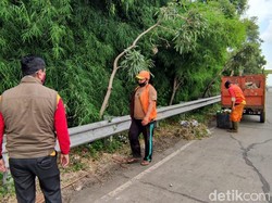 Apa Susahnya Angkut Sampah Pinggir Jalan Jelang Gerbang Tol Kalimalang?