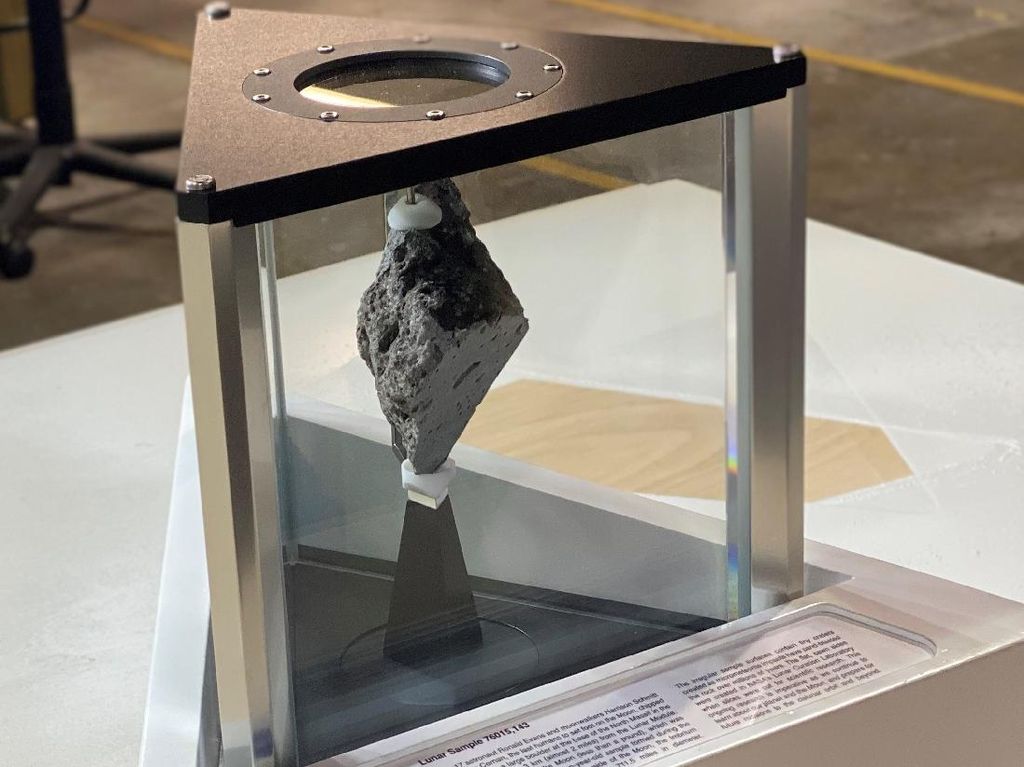 Wujud Batu Bulan yang Dipajang di Kantor Joe Biden Wujud Batu Bulan yang Dipajang di Kantor Joe Biden