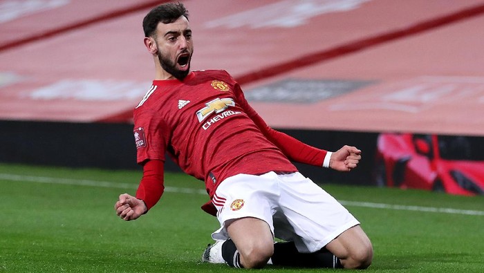 MANCHESTER, ENGLAND - JANUARY 24: Bruno Fernandes of Manchester United celebrates after scoring their sides third goal from a free kick during The Emirates FA Cup Fourth Round match between Manchester United and Liverpool at Old Trafford on January 24, 2021 in Manchester, England. Sporting stadiums around the UK remain under strict restrictions due to the Coronavirus Pandemic as Government social distancing laws prohibit fans inside venues resulting in games being played behind closed doors. (Photo by Martin Rickett - Pool/Getty Images)