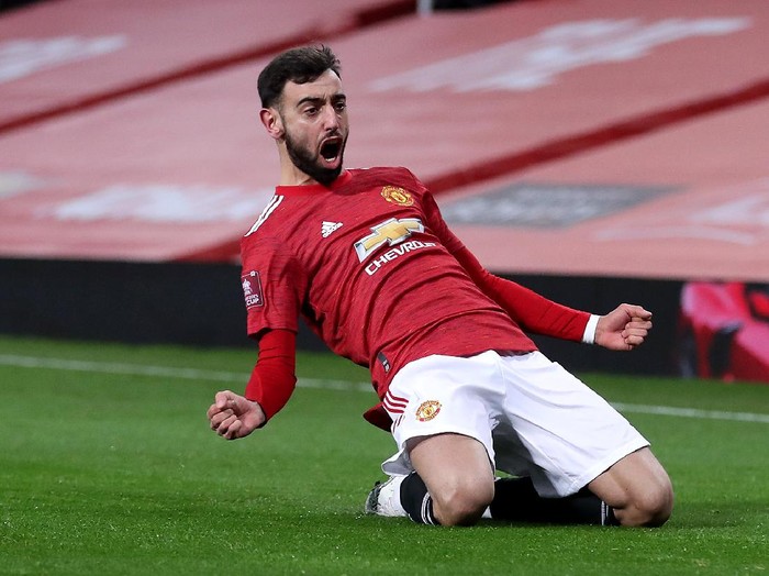 MANCHESTER, ENGLAND - JANUARY 24: Bruno Fernandes of Manchester United celebrates after scoring their sides third goal from a free kick during The Emirates FA Cup Fourth Round match between Manchester United and Liverpool at Old Trafford on January 24, 2021 in Manchester, England. Sporting stadiums around the UK remain under strict restrictions due to the Coronavirus Pandemic as Government social distancing laws prohibit fans inside venues resulting in games being played behind closed doors. (Photo by Martin Rickett - Pool/Getty Images)