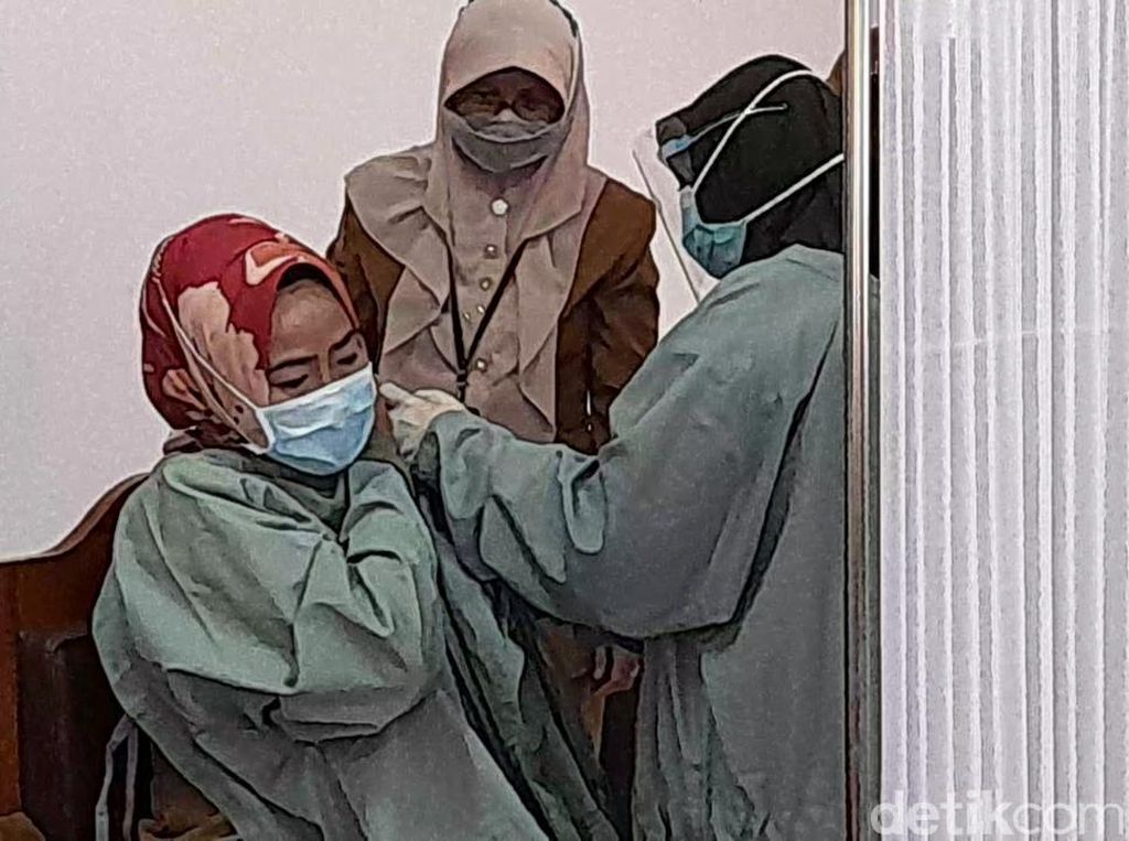 Nyaris Gagal Divaksin Gegara Tensi Tinggi, Bupati Brebes: Tadi Grogi Nyaris Gagal Divaksin Gegara Tensi Tinggi, Bupati Brebes: Tadi Grogi