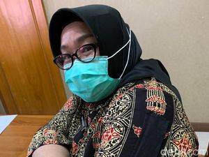 Gaya Bupati Sragen Pakai Baju Muslim Unik Saat Suntik Vaksin Corona