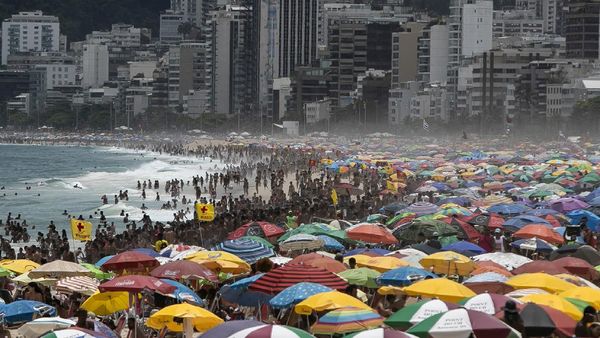 Corona Melonjak, Wisatawan di Pantai Brasil Membludak