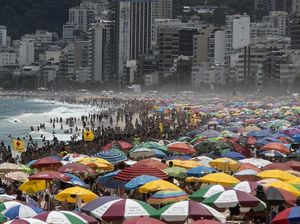 Corona Melonjak, Wisatawan di Pantai Brasil Membludak Corona Melonjak, Wisatawan di Pantai Brasil Membludak