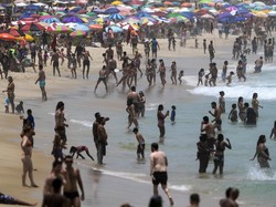 Pantai di Brasil Mulai Ramai Didatangi Wisatawan