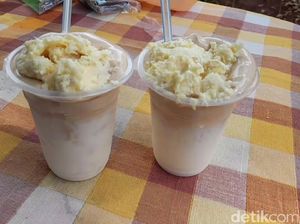 Menikmati Dalgona Kopi Durian Brebes di bawah Rerimbunan Kebun Durian Menikmati Dalgona Kopi Durian Brebes di bawah Rerimbunan Kebun Durian