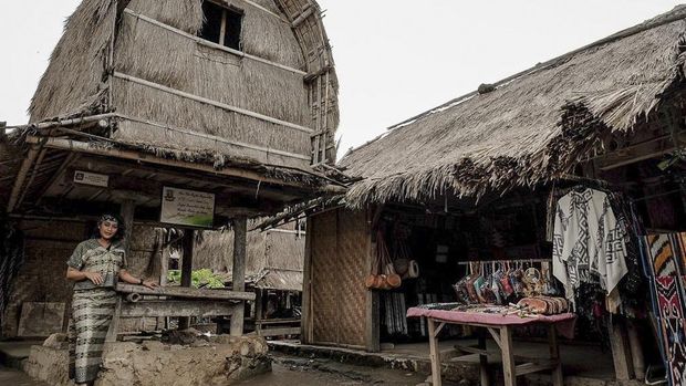 Desa Sade, salah satu desa wisata yang terkenal dengan pengrajin tenunnya di Lombok, Nusa Tenggara Barat.