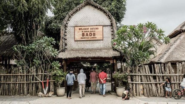 Desa Sade, salah satu desa wisata yang terkenal dengan pengrajin tenunnya di Lombok, Nusa Tenggara Barat.