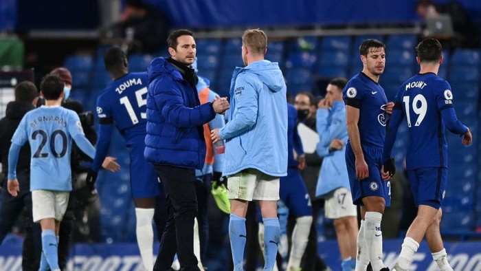 LONDON, ENGLAND - JANUARY 03: Frank Lampard, Manager of Chelsea and Kevin De Bruyne of Manchester City embrace at the final whistle during the Premier League match between Chelsea and Manchester City at Stamford Bridge on January 03, 2021 in London, England. The match will be played without fans, behind closed doors as a Covid-19 precaution. (Photo by Shaun Botterill/Getty Images)