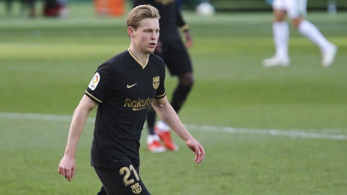 Frenkie de Jong Barcelonas Frenkie de Jong runs during the Spanish La Liga soccer match between Elche and Barcelona at the Manuel Martinez Valero stadium in Elche, Spain, Sunday, Jan. 24, 2021. (AP Photo/Alberto Saiz)