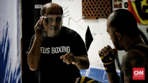 galfot MMA Inandya Citra Citra saat berlatih di sasana Lions MMA Pluit, Jakarta Barat bersama fight team binaan sang jawara nasional MMA di kelas welterweight One Pride MMA Nasional, Theodorus Ginting, yang mendapat julukan 'Singa Karo'. CNN Indonesia/Andry Novelino