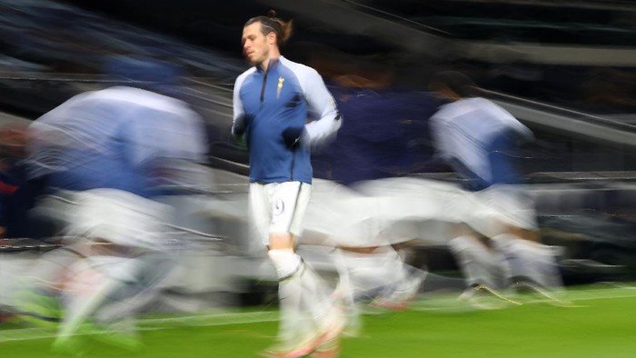 LONDON, ENGLAND - DECEMBER 10: Gareth Bale of Tottenham Hotspur warms up ahead of the UEFA Europa League Group J stage match between Tottenham Hotspur and Royal Antwerp at Tottenham Hotspur Stadium on December 10, 2020 in London, England. A limited number of fans (2000) are welcomed back to stadiums to watch elite football across England. This was following easing of restrictions on spectators in tiers one and two areas only. (Photo by Julian Finney/Getty Images)