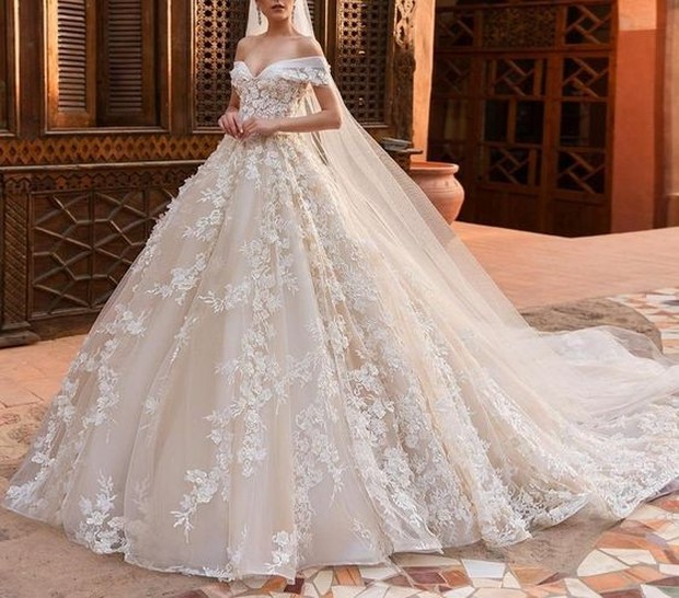 Kalau resepsi pernikahanmu berkonsep mewah, tentunya harus didukung dengan model yang tepat. Nah, model gaun yang bisa kamu pilih adalah ball gown.