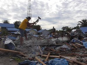 Gedung SMK 1 Mamuju Dirobohkan, Warga Kais Sisa Reruntuhan