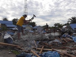 Gedung SMK 1 Mamuju Dirobohkan, Warga Kais Sisa Reruntuhan