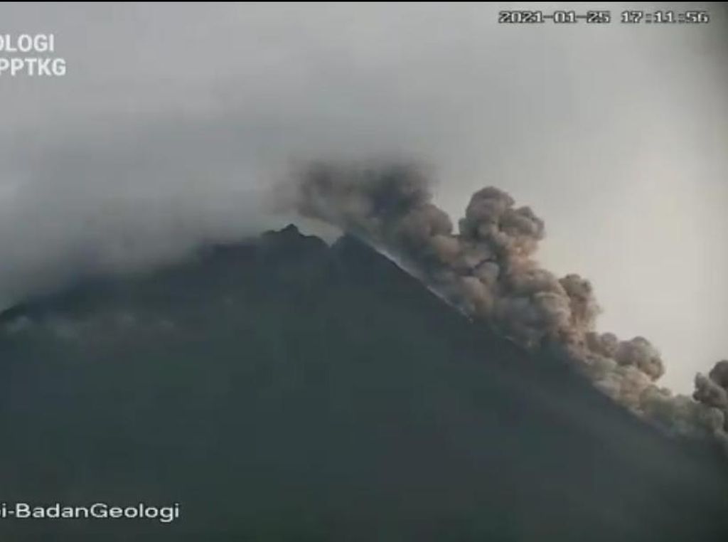 Merapi Erupsi, Muntahkan Awan Panas Sejauh 1,2 Km Merapi Erupsi, Muntahkan Awan Panas Sejauh 1,2 Km