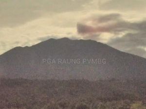 Magma Keluar dari Gunung Raung yang Erupsi hingga Muncul Cahaya Api