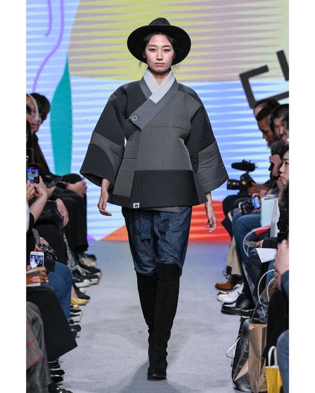 Hasil rancangan fashion brand Darcygom yang dibuat dari kain jok mobil dalam peragaan busana.