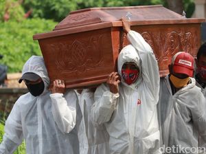 Tukang Pikul Jenazah COVID-19 Digaji Pemkot Bandung, Keluarga Tak Harus Bayar Jutaan Tukang Pikul Jenazah COVID-19 Digaji Pemkot Bandung, Keluarga Tak Harus Bayar Jutaan