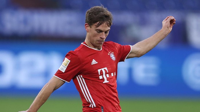 GELSENKIRCHEN, GERMANY - JANUARY 24: Joshua Kimmich of Muenchen runs with the ball during the Bundesliga match between FC Schalke 04 and FC Bayern Muenchen at Veltins-Arena on January 24, 2021 in Gelsenkirchen, Germany. (Photo by Lars Baron/Getty Images)