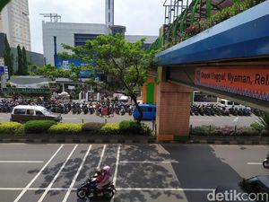 Duh! JPO di Depan Kantor Walkot Depok Terhalang Parkiran Motor Dadakan