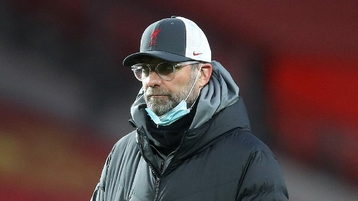 MANCHESTER, ENGLAND - JANUARY 24: Jurgen Klopp, Manager of Liverpool looks on ahead of The Emirates FA Cup Fourth Round match between Manchester United and Liverpool at Old Trafford on January 24, 2021 in Manchester, England. Sporting stadiums around the UK remain under strict restrictions due to the Coronavirus Pandemic as Government social distancing laws prohibit fans inside venues resulting in games being played behind closed doors. (Photo by Martin Rickett - Pool/Getty Images)