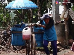 Demi Bisa Pergi Haji, Kakek Ini Semangat Jualan Es Cendol