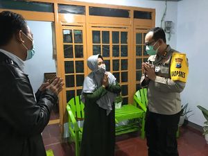 Polisi Nganjuk Kunjungi Warga Positif Rapid Antigen yang Dikucilkan Tetangga