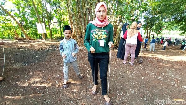 Di Era Gadget, Anak-anak Ini Malah Asyik Main Permainan Tradisional
